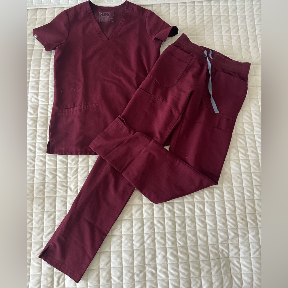 ✨SOLD✨ Maroon FIGS scrub set